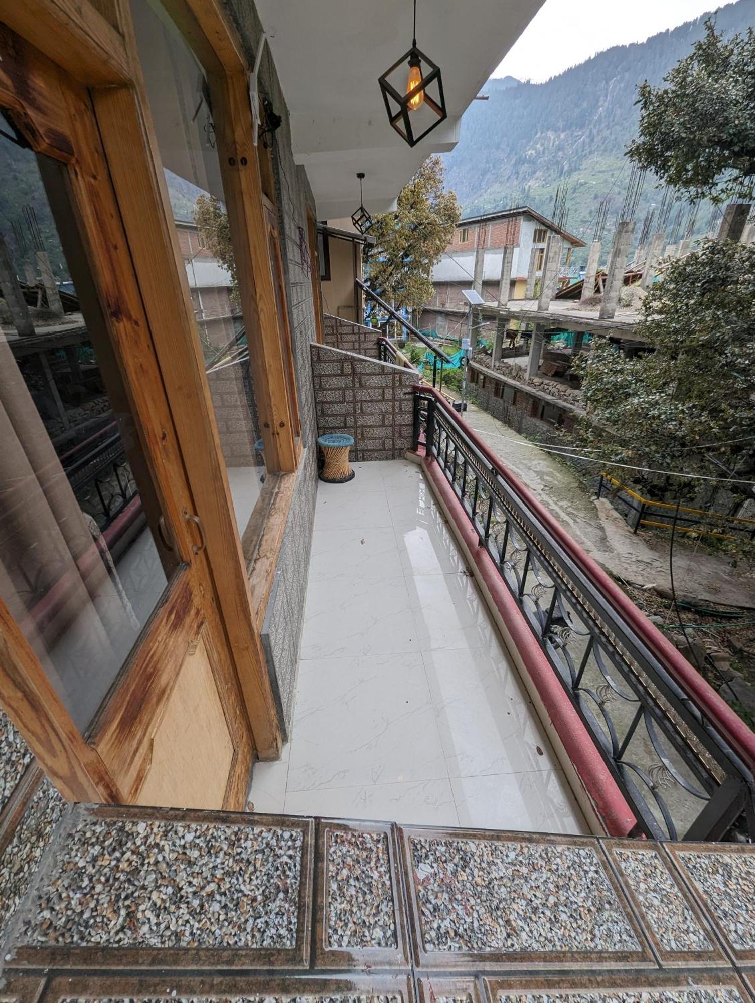 Attic Monkey Cafe & Rooms Manāli Εξωτερικό φωτογραφία